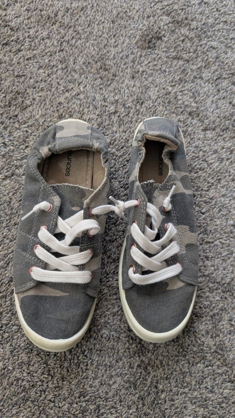 Maurices Camouflage Slides – Women’s Size 8